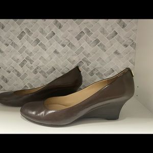 Wedge heel pump